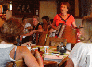 une voix et son accordéon